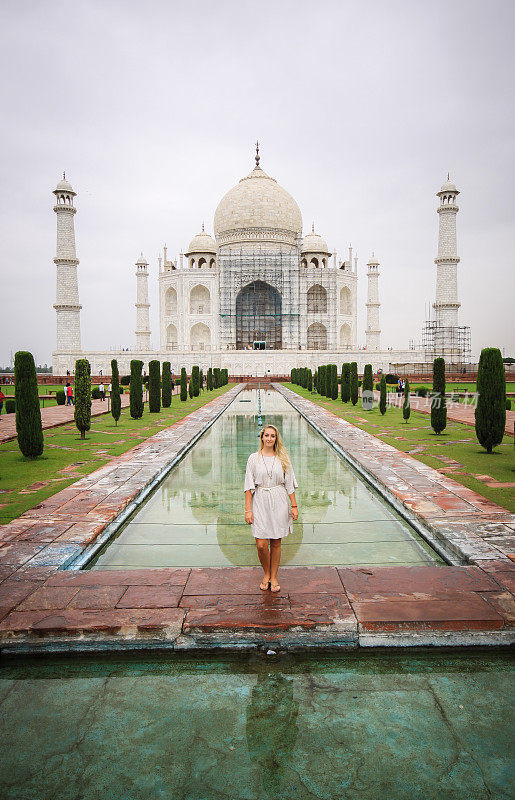 印度女孩在泰姬陵观光