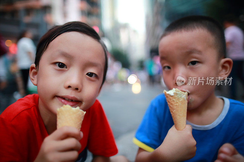 胡同里可爱的亚洲小孩