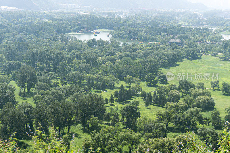 俯瞰承德避暑山庄公园的园林景观