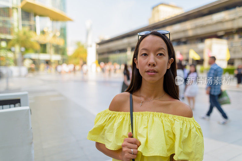 年轻美丽的多民族旅游女人的肖像享受生活在暹罗广场购物中心在泰国曼谷