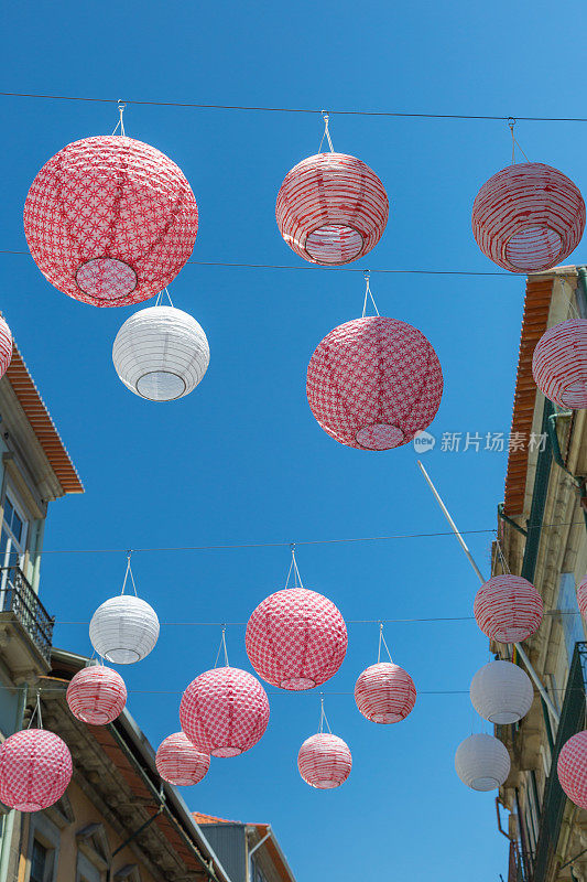 葡萄牙，波尔图街上家家户户悬挂着粉红色的球形纸灯笼