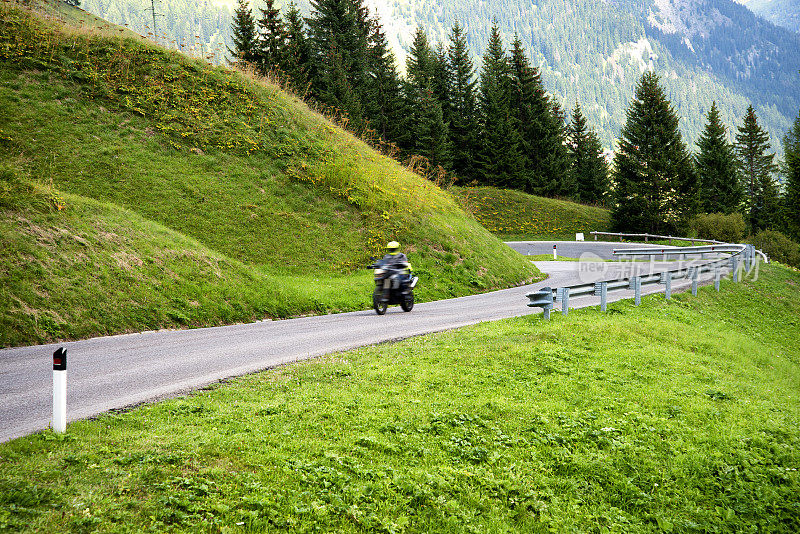 多洛米特阿尔卑斯公路上的自行车手