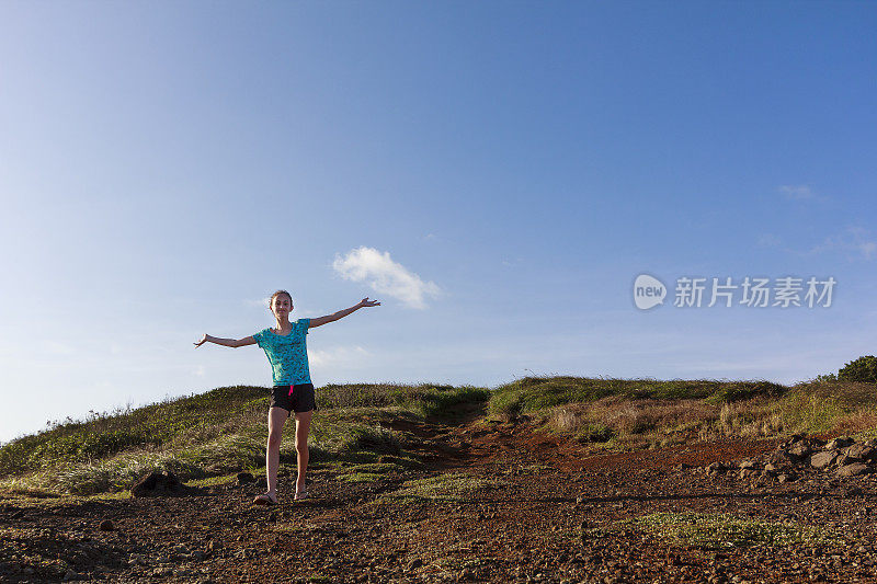 一个小女孩在费尔南多·迪诺罗尼亚的小路上散步