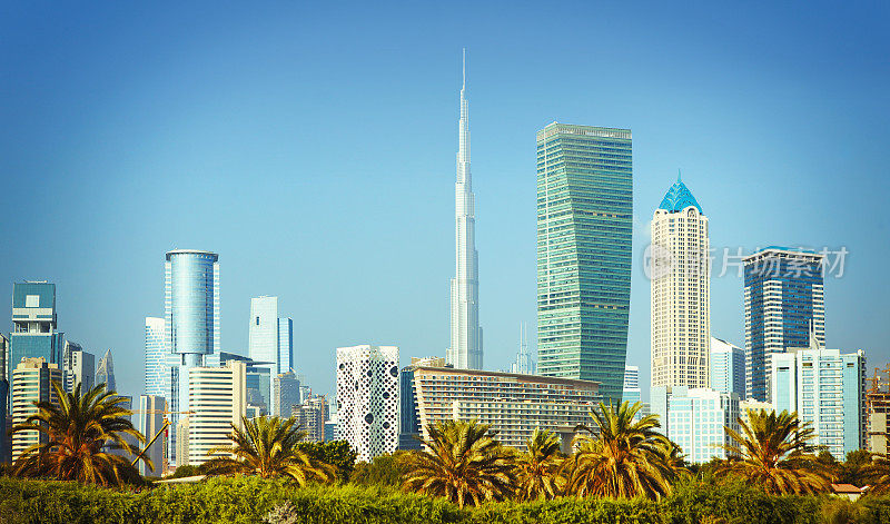 以哈利法塔为中心的迪拜摩天大楼