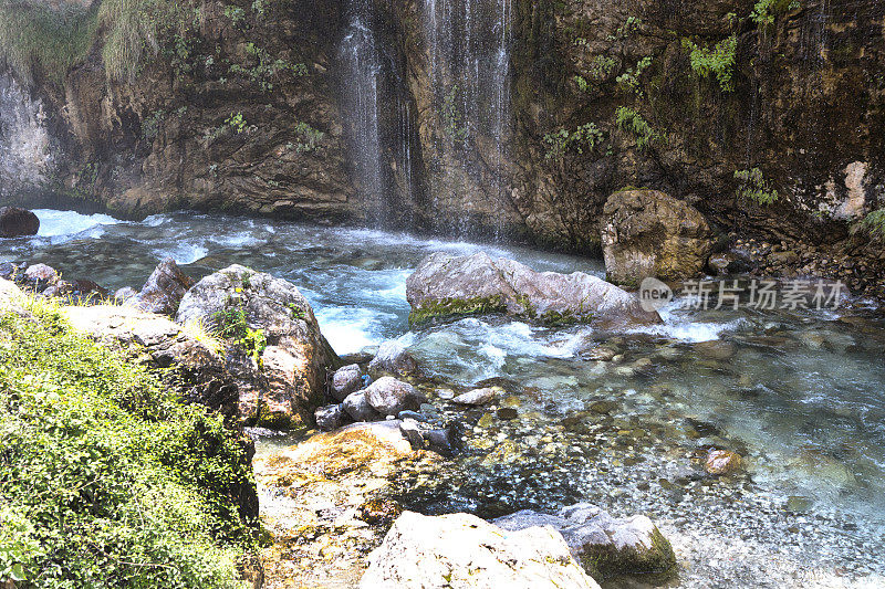 瀑布冲水