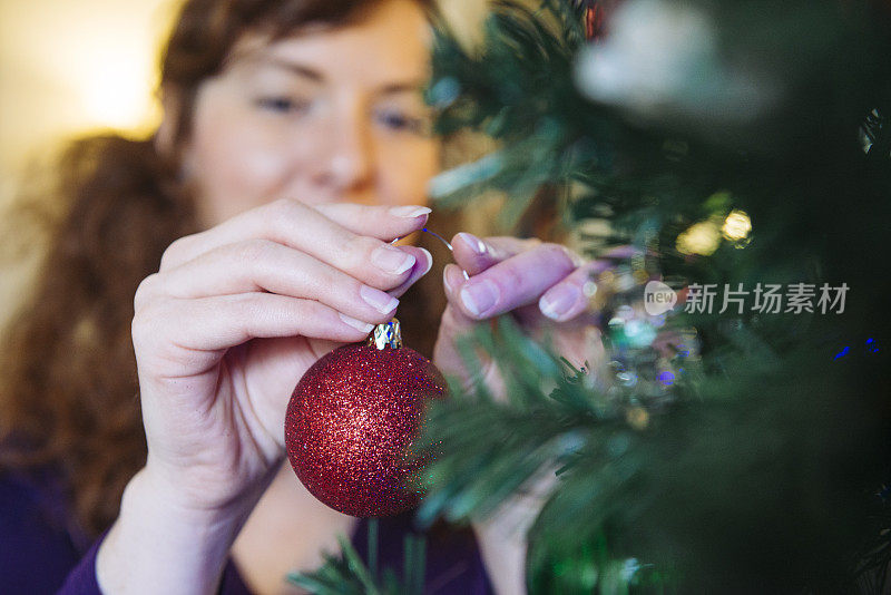 亚特兰大女人30岁装饰圣诞树