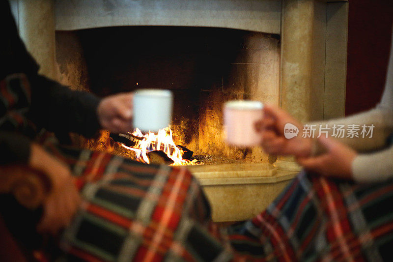 一对快乐成熟的夫妇在壁炉旁庆祝圣诞节