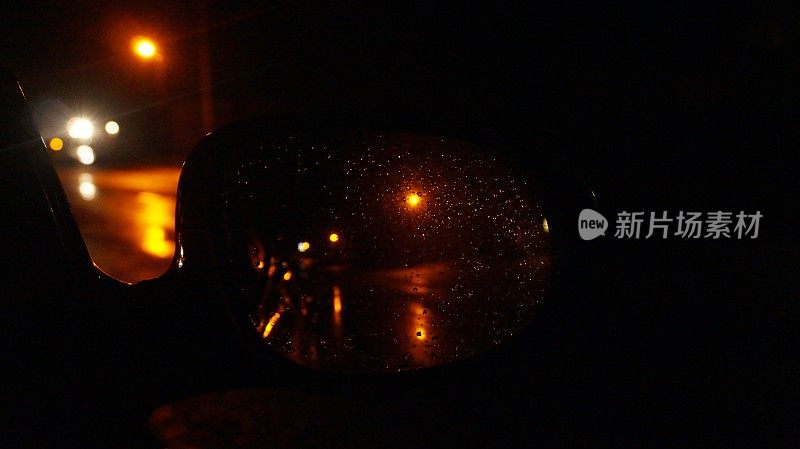 夜景在汽车后视镜。