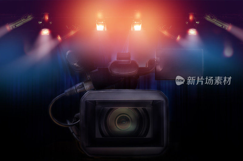 专业摄像机与一套灯悬挂在电视演播室背景。