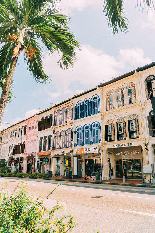 新加坡的街道上有五颜六色的建筑