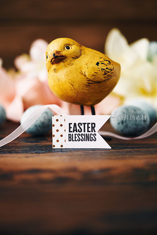 复活节背景用百合花和复活节鸡与复活节祝福问候
