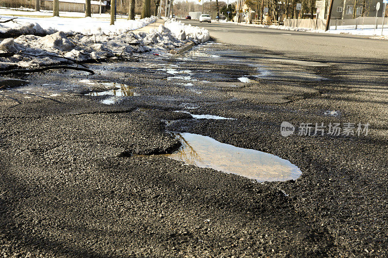 道路上充满水的危险坑洼