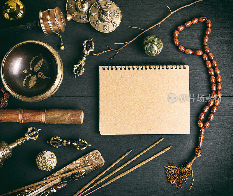 亚洲宗教乐器冥想和笔记本