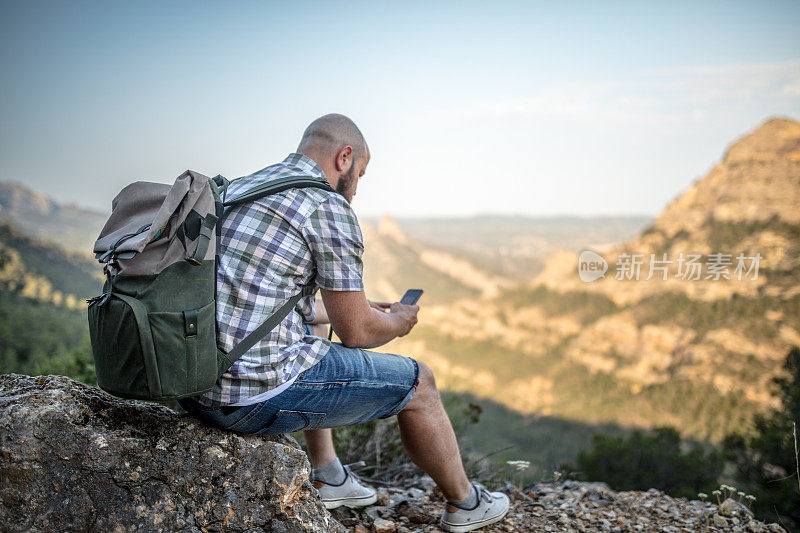 男人在山里用智能手机
