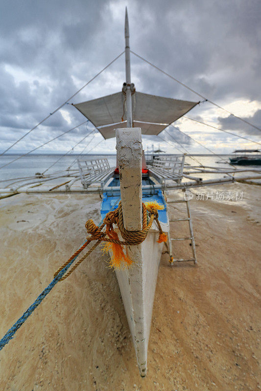 巴郎盖或邦加船搁浅在海滩上。蓬Ballo-Sipalay-Philippines。0330