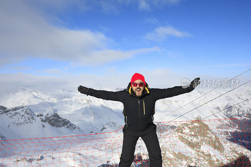 业余冬季运动高山滑雪。天啊，滑雪爱好者在阳光明媚的滑雪胜地享受。高山雪景。意大利阿尔卑斯山脉的白云石意大利，欧洲。
