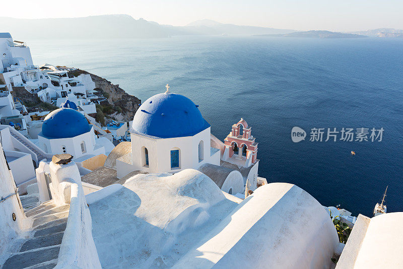 希腊圣托里尼岛蓝色圆顶教堂的日出景观