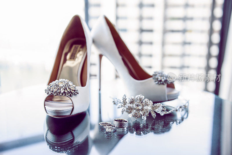 钻石婚戒，鞋子和头饰