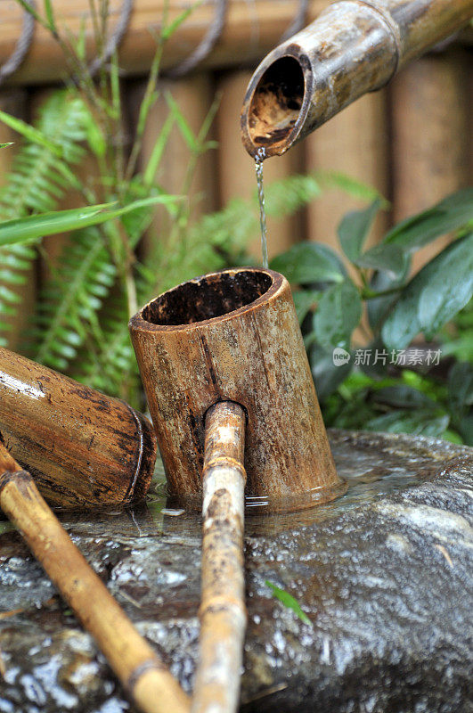 水从竹管中流出