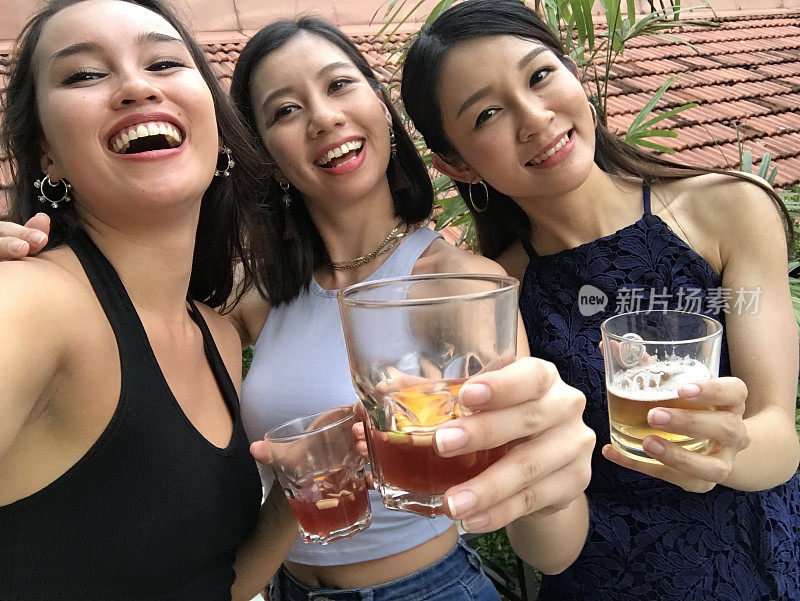 一群亚洲女性在屋顶派对上自拍