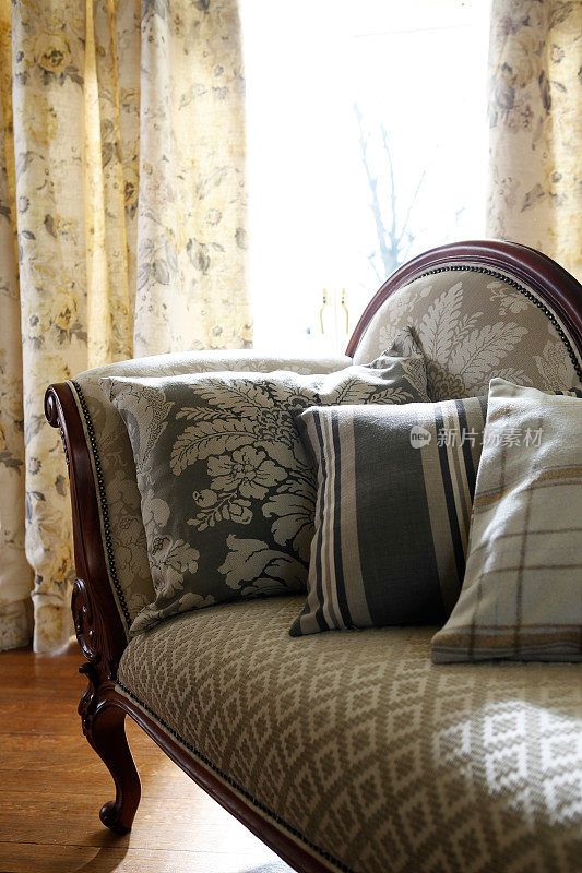 复古风格的沙发与枕头
