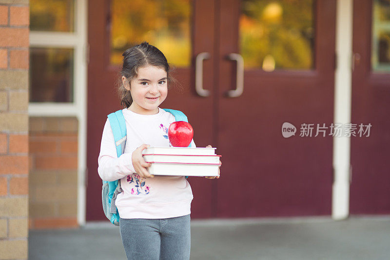 一个小女孩第一天上学的照片!