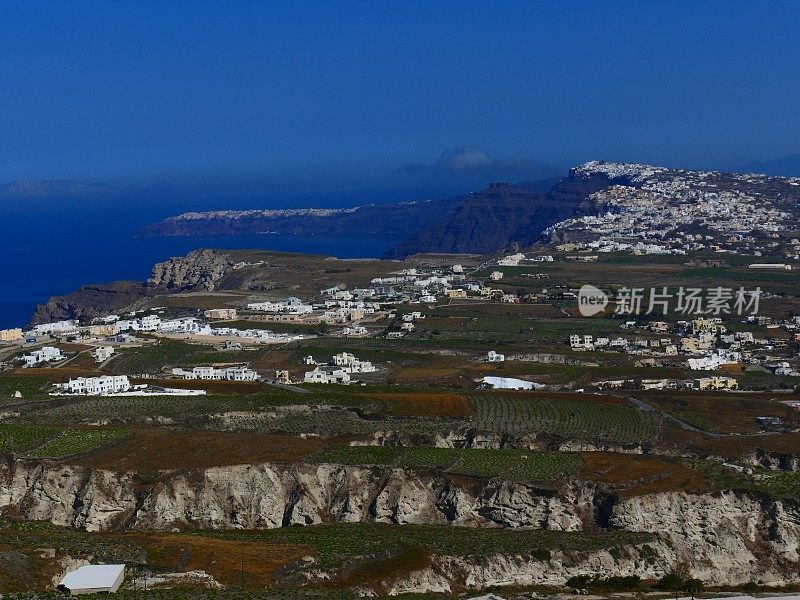希腊桑托林岛的葡萄园中可以看到蒂拉和伊亚