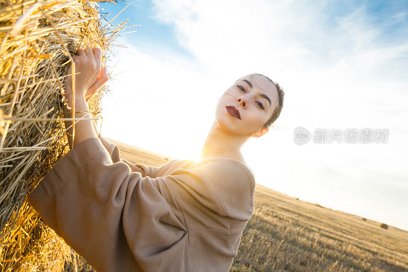 干草堆旁的漂亮女人