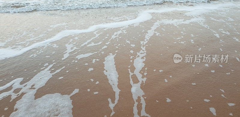 沙滩上的海水泡沫