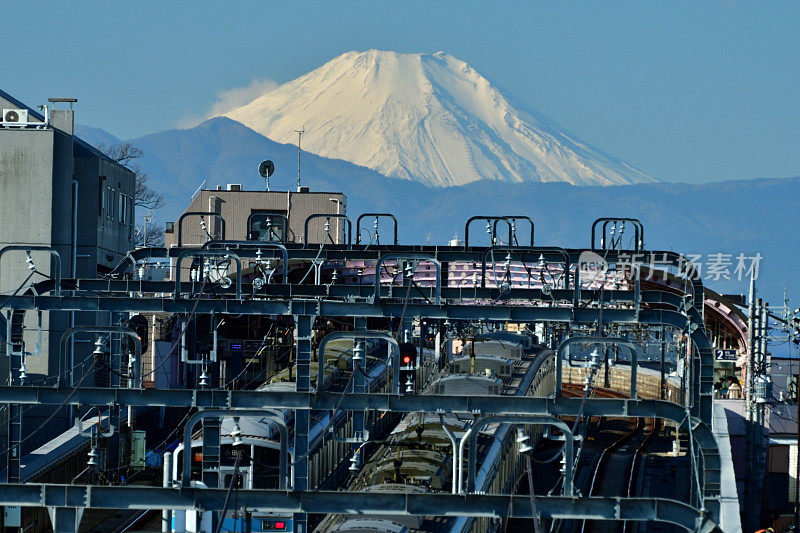 富士山:东京住宅区的晨景