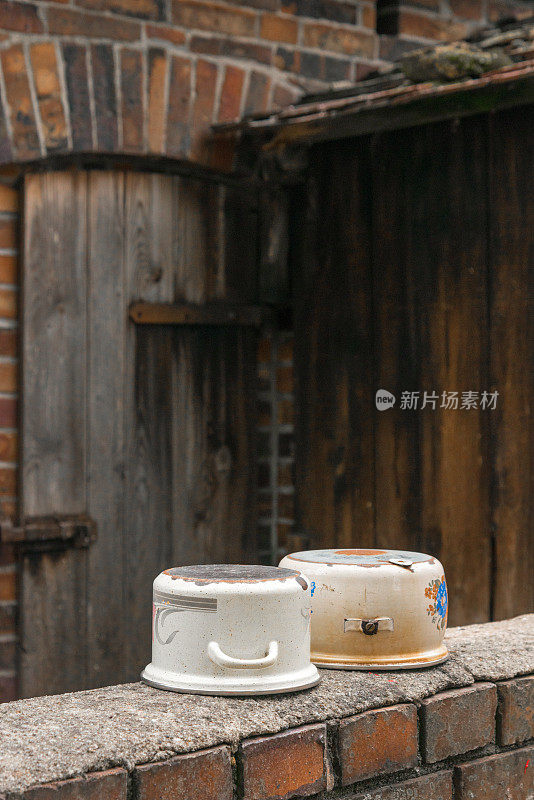 村子里用作动物饲料槽的旧瓷罐