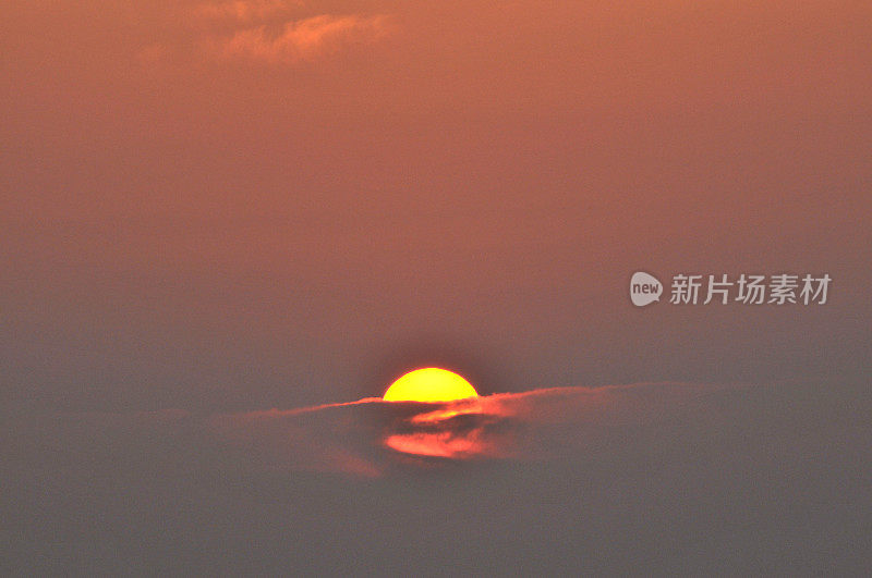 耀眼的太阳在金色的天空