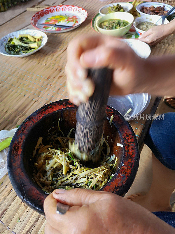 泰国北部的传统文化是用研钵和杵把草药、蔬菜和配料捣成糊状，这样糊状就可以作为泰国北部食谱中的一种配料。