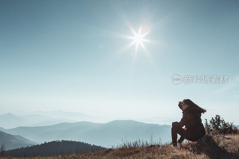 女徒步旅行者欣赏美丽的风景。欧洲塞尔维亚的莫克拉戈拉