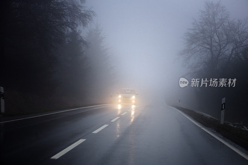 乡村路上有雾，迎面的车辆