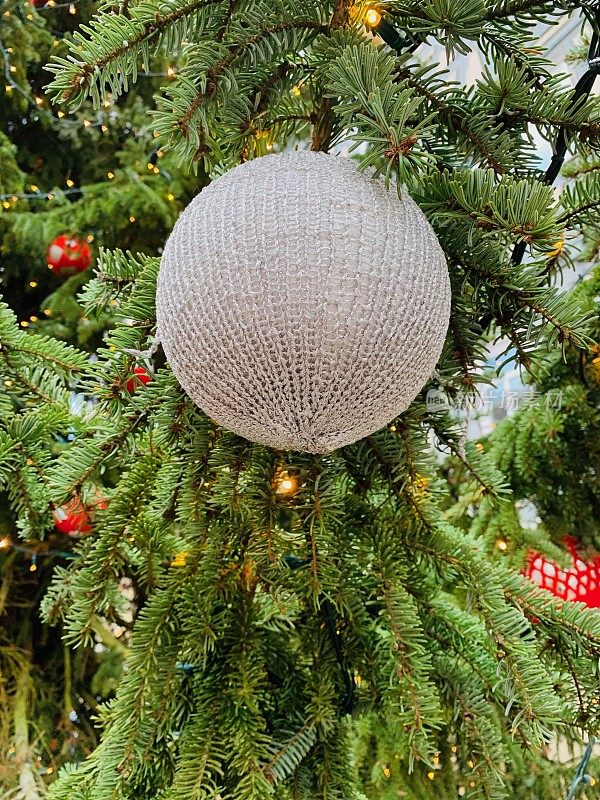 挂在冷杉树上的针织圣诞小装饰品