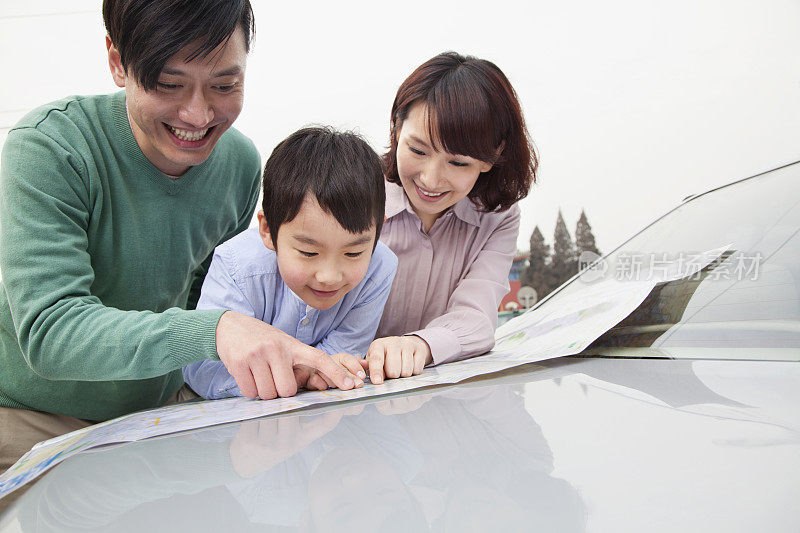 中国家庭一起看地图