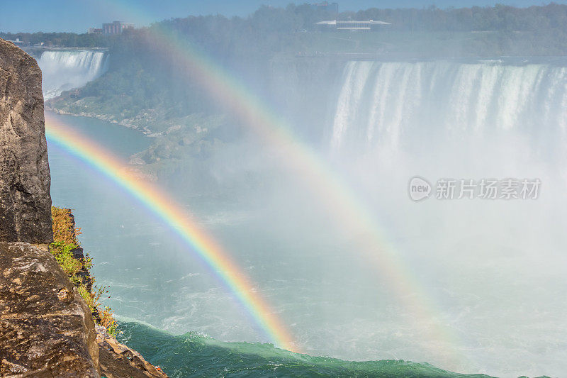 尼亚加拉大瀑布的双彩虹和雾