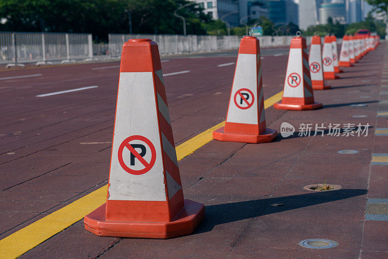 一排锥形道路，没有停车标志