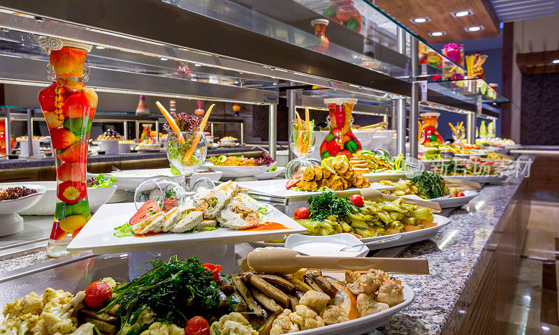 在自助餐餐