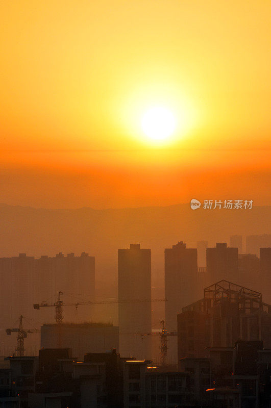 耀眼的太阳在金色的天空