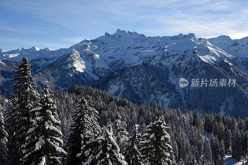 瑞士阿尔卑斯山的冬季景观