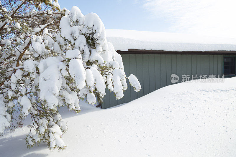 屋顶上的厚厚的积雪