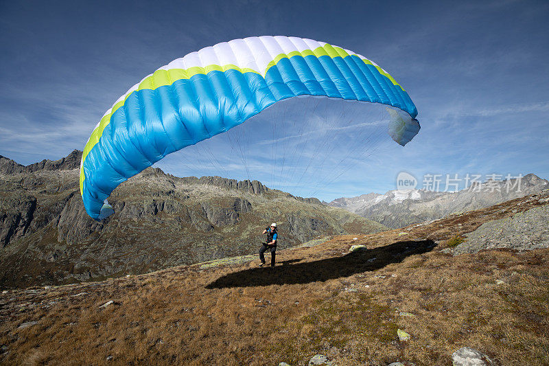 年轻的滑翔伞飞行员用他的滑翔伞在瑞士阿尔卑斯山与风玩，所谓的地面处理