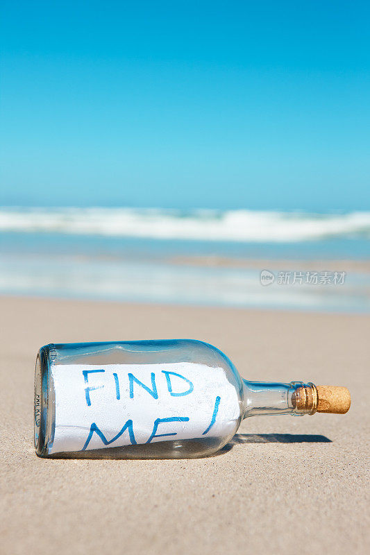 沙滩上的瓶子上写着“找到我!”'绝望的漂流者说