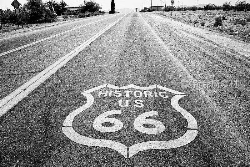 66号公路路标，亚利桑那州。黑色和白色。