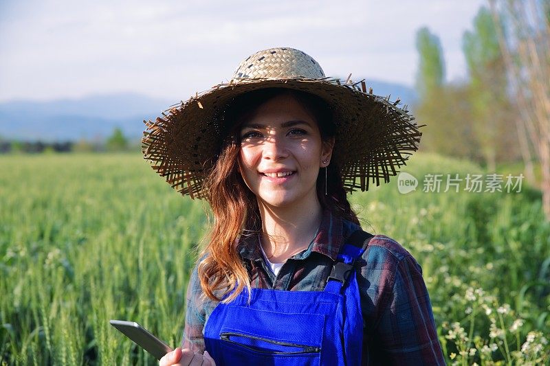 年轻女性农民与数字平板电脑