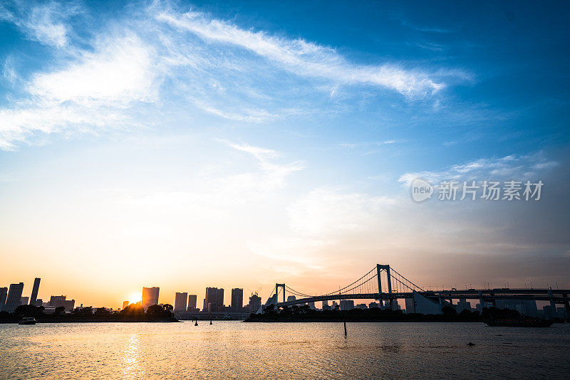 日本东京，虹桥横跨海湾