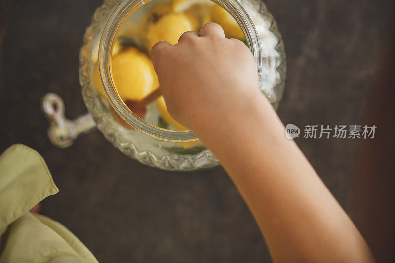 女孩激动人心的柠檬水