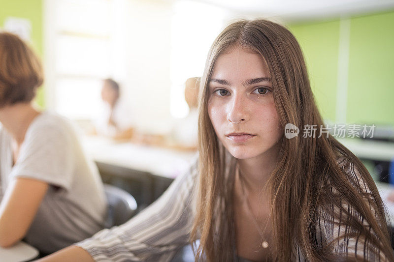 女学生在教室里的肖像